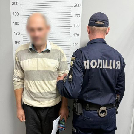 Чоловік вдарив знайомого сокирою по голові