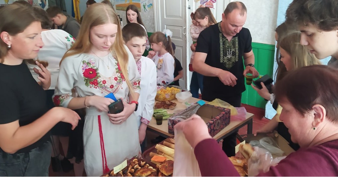 Козилівська школа передала кошти з ярмарку на підтримку постраждалих у Чернігові