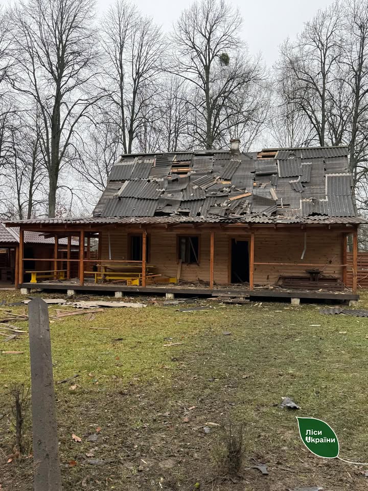 Ворог атакував Холминське лісництво: пошкоджено мисливський будиночок