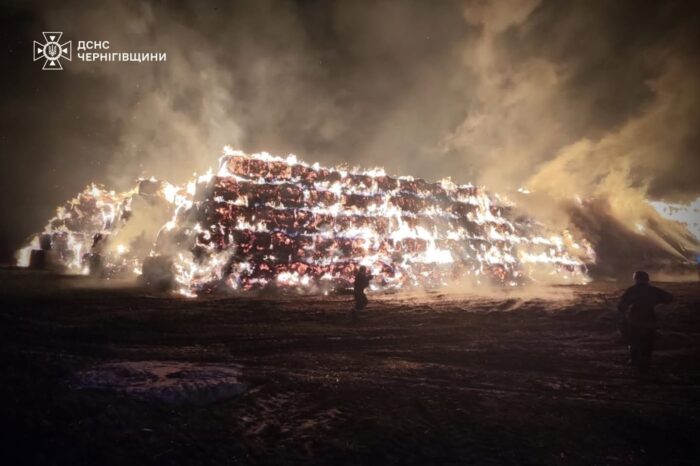 Атака БпЛА: у Корюківському районі горіло фермерське господарство, знищено 1800 кв. м соломи