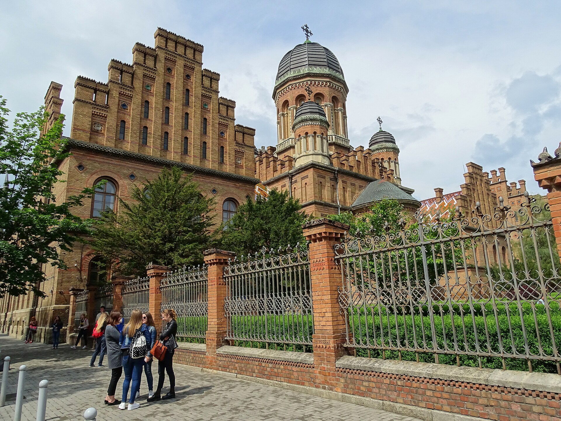 Хлопець із Холмів, який усе життя вчив кристали світитися: фізик Віктор Махній