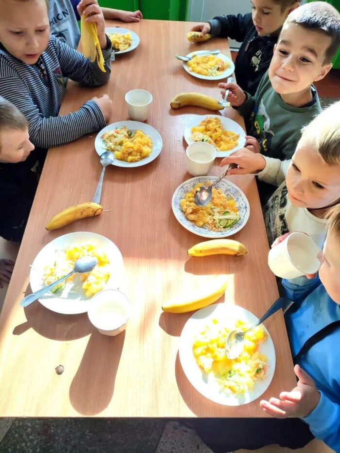 У Холмах школярі отримують безкоштовні сніданки та харчуються в укритті під час тривог