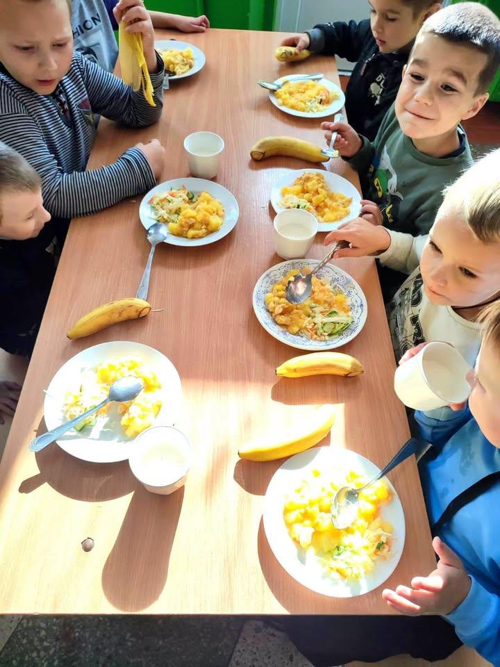 У Холмах школярі отримують безкоштовні сніданки та харчуються в укритті під час тривог